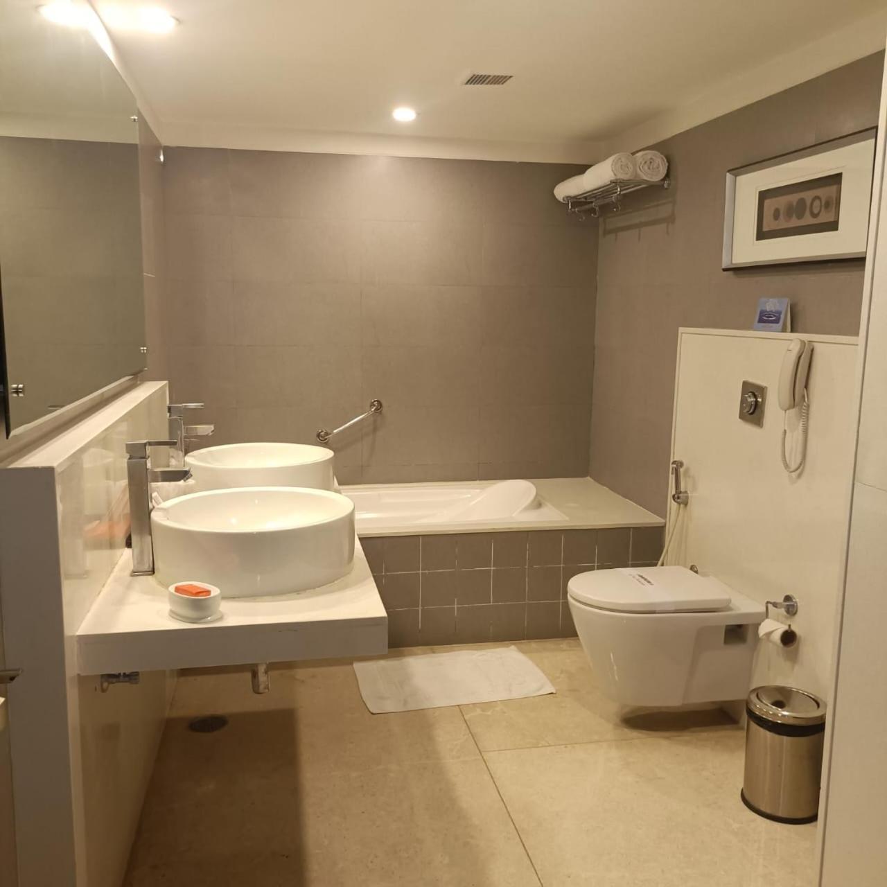 Royal Park Kakinada Hotell Eksteriør bilde